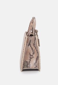 Borsa strutturata beige con un lato in stampa snake texturizzata, dettagli in pelle e doppi manici superiori. Design compatto e angolare.