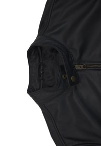 Gilet in pelle nera con una texture liscia, dotato di chiusura laterale con zip e bottoni a pressione, che presenta un rivestimento interno con un motivo in contrasto.