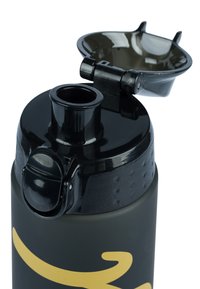 Schwarze Wasserflasche mit matter Oberfläche, ausgestattet mit einem Klappverschluss und einer breiten Öffnung. Akzentuiert mit einem gelben Design und strukturierter Griffläche.