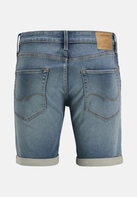 Blauwe denimshorts met opgerolde zomen, twee achterzakken met decoratieve stiksels en een leren merklabel op de tailleband.