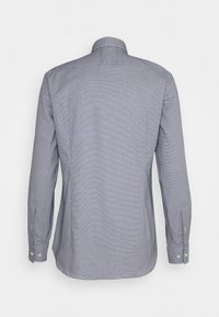 Košile s dlouhým rukávem v světle modré barvě s texturovaným mřížkovaným vzorem, límec na knoflíky a manžety na knoflíky. Pohled zezadu ukazuje detaily švů.