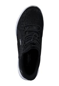 Schwarze Sneaker mit einem strukturierten Mesh-Obermaterial, elastischen Schnürsenkeln und einem runden Zugverschluss. Weiße Sohle mit einem dezenten Design. Logo an der Seite und auf der Innensohle.