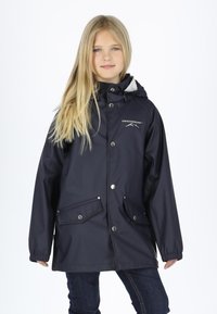 Giacca impermeabile blu navy con cappuccio, bottoni a pressione e due tasche frontali. Presenta un logo sul petto e polsini elastici.