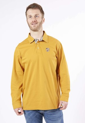 Polo à manches longues en coton jaune moutarde, avec un col à motif et un logo brodé sur la poitrine gauche.