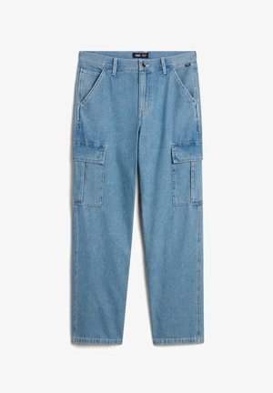 Pantalons cargo en denim bleu clair avec jambes droites, deux poches avant et deux poches cargo sur les côtés. Comprend un système de fermeture à bouton et des passants de ceinture.