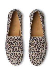 Par de mocasines de ante con estampado de leopardo, punteras redondeadas y detalles cosidos, plantillas con la marca "Candice Cooper".