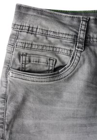 Jean en denim gris avec une poche avant et arrière, une couture visible et une texture lisse. La taille présente un accent vert contrastant.