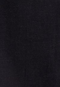 Ciemnoniebieska tkanina o miękkiej fakturze, wykazująca delikatny połysk, jednolity wzór splotu oraz drobne szczegóły włókien w całej powierzchni.