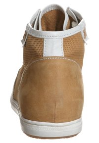 Helle Wildleder-Hochschuhe mit weißen Lederakzenten und durchbrochenen Seiten. Sie verfügen über eine Gummisohle mit Nahtdetails und einer weichen Textur.