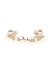 Sandalias con suela beige, con tiras metálicas en plata y oro rosa. Plantilla texturizada y cierres de velcro ajustables.