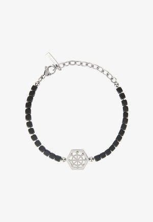 Armband met zwarte vierkante kralen, zilveren kettingsluiting en een hexagonale zilveren middenstuk met een uitgesneden nautisch wielontwerp.