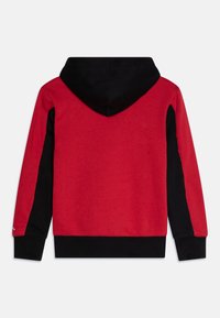 Felpa con cappuccio per bambini, corpo rosso, maniche nere, polsini neri, orlo e cappuccio, mostrata di spalle su uno sfondo bianco.