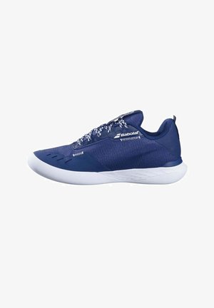 Zapatilla deportiva de color navy con parte superior de malla transpirable, suela blanca, acentos reflectantes y cordones en contraste. Presenta un diseño de perfil bajo para mayor agilidad.