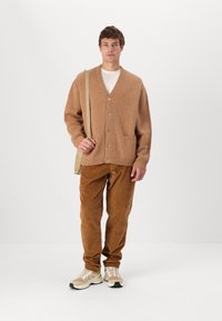 Carhartt WIP MERTON CARDIGAN - Kardigán - peanut