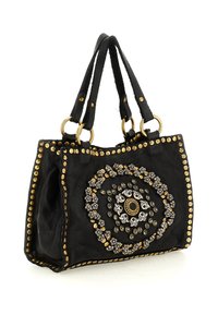Borsa a tracolla in pelle nera con motivi circolari di borchie dorate e argentate, doppio manico e attacchi ad anello dorati su sfondo bianco.
