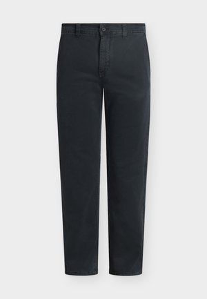 Svarte bukser med rette ben, knapp- og glidelåslukking, beltehemper og sidelommer, vist på en ensfarget lys bakgrunn.