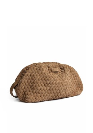 Pochette en cuir tressé marron avec une forme arrondie et une petite sangle sur un côté sur fond blanc.
