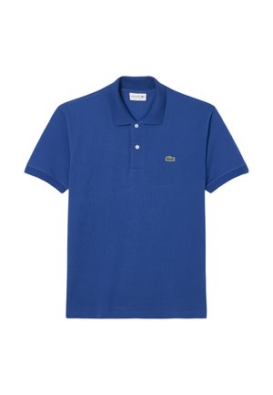 Polo shirt bleu uni avec un col, ornée d'un petit logo de crocodile vert sur la poitrine gauche. Design simple et classique.