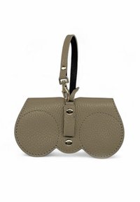 Sac à main en cuir gris avec une finition texturée, extrémités rondes, fermeture à rabat central et petite sangle noire. Présente des accents métalliques.