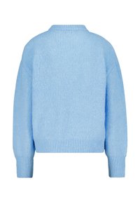 Pull en tricot bleu clair avec col rond, poignets et ourlet côtelés. La texture semble douce avec une coupe légèrement ample.