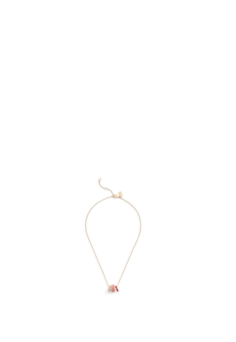 Collier en plaqué or avec une chaîne fine et un petit pendentif décoratif rouge et blanc. Design simple avec un fermoir ajustable.