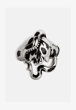 Bague en argent ornée d'un crâne enlacé par un serpent noir. Texture détaillée sur le crâne et finition lisse et polie sur le bandeau.