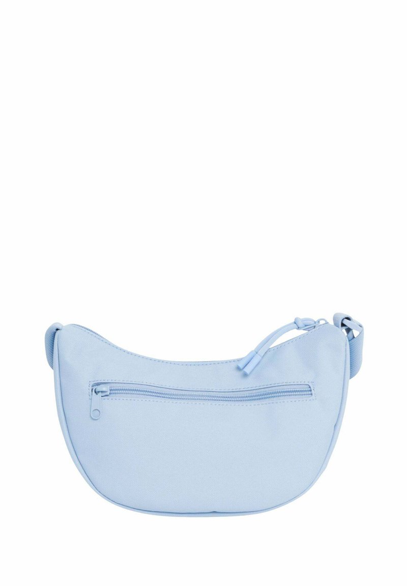 Sac bandoulière bleu clair en forme de croissant avec une poche extérieure zippée et une bandoulière réglable.