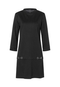 Zwarte jurk met verticale witte strepen, driekwart mouwen, een hoge halslijn en decoratieve zilveren hardware-accenten aan de zoom.