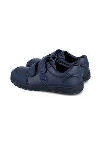 Zapatos de cuero azul marino con una correa de gancho y bucle, punta redonda y suela de goma texturizada. Presenta un logo bordado en el lateral.