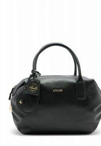 Schwarze Lederhandtasche mit abgerundeter Form, goldfarbenen Beschlägen, Tragegriffen oben und einem Anhänger. Strukturierte Außenseite mit dezentem Glanz.