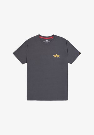 T-shirt in cotone grigio con scollo a girocollo, caratterizzato da un piccolo logo a forma di stella gialla sul lato sinistro del petto e un'accenno rosso all'interno del colletto.