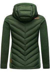 Grön vadderad jacka med huva, med ett chevronmönster, fleeceärmar och en orange logodetalj. Slät textur, modern form.