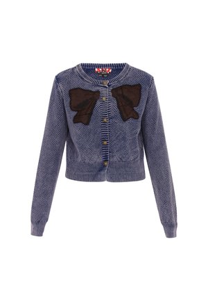 Blauwe gebreide cardigan met een textuurpatroon, voorzien van een bruine strikontwerp op de borst. Het heeft een ronde hals en knoopsluiting.