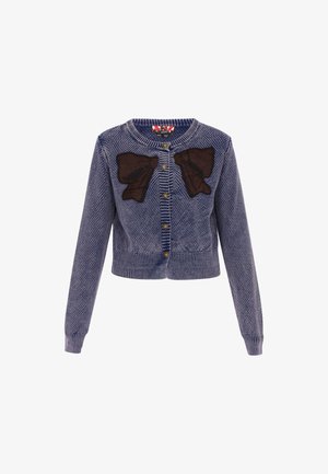 Kék kötött kardigán, texturált mintázattal, amelyen barna masni díszítés található a mellrészen. Kerek nyakú és gombos záródású.