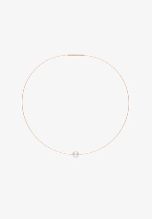 Goldkleurige metalen chokerketting met een gladde witte parel in het midden. Minimalistisch ontwerp met een dunne ronde structuur.