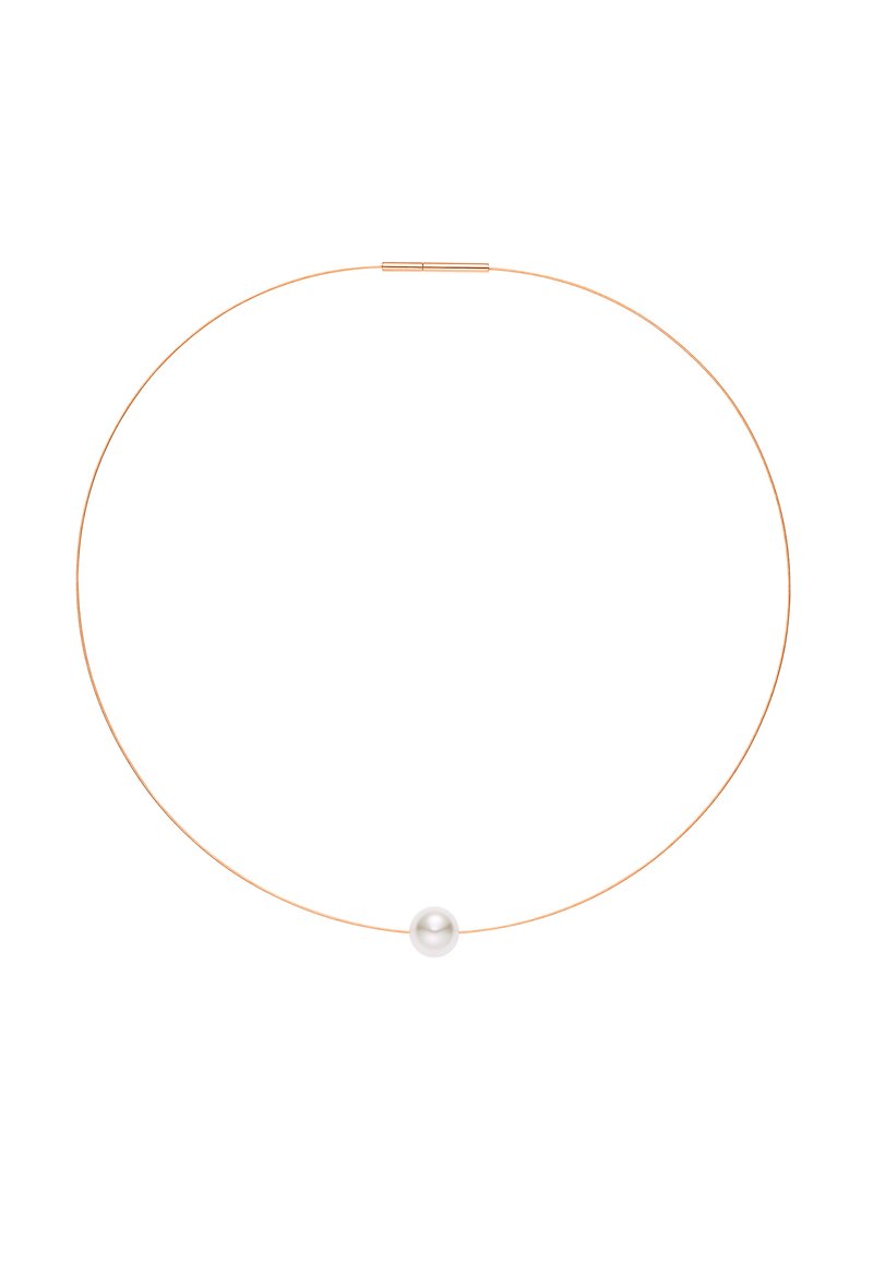 Gullfarget metall choker-halskjede med en glatt hvit perle i midten. Minimalistisk design med en tynn, sirkulær struktur.