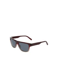 Occhiali da sole con una montatura in plastica bordeaux profondo, lenti grigie, forma quadrata e stanghette testurizzate con un dettaglio del logo discreto.