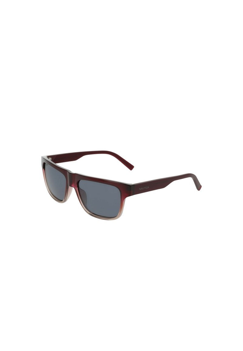 Occhiali da sole con una montatura in plastica bordeaux profondo, lenti grigie, forma quadrata e stanghette testurizzate con un dettaglio del logo discreto.