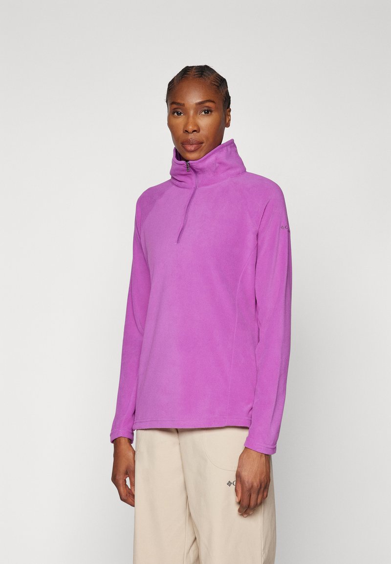 Pullover in pile viola con colletto alto e zip a metà, dotato di maniche lunghe e vestibilità rilassata, realizzato in morbido tessuto testurizzato.