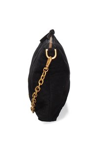 Borsa a tracolla in suede nera con una zip laterale. Presenta una tracolla in catena dorata e dettagli di cucitura a motivo. Forma compatta e arrotondata.