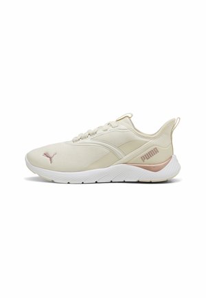 Sneaker bianche con parte superiore testurizzata, con un'accents rosa sul tallone e un piccolo logo rosa sul lato. Design leggero e suola flessibile.