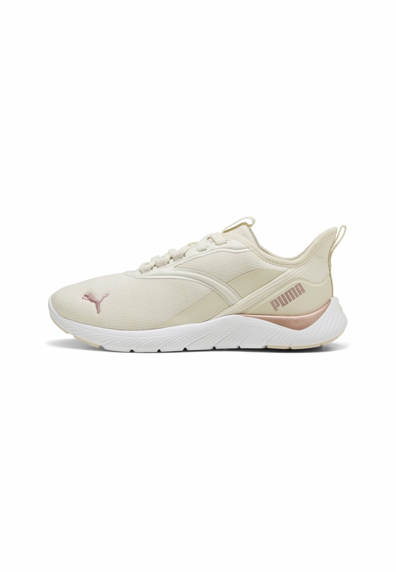Zapatillas blancas con parte superior texturizada, que presentan un acento rosa en el talón y un pequeño logo rosa en el lateral. Diseño ligero y suela flexible.