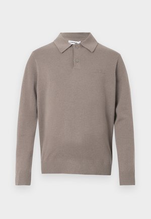 Grå strikket polo genser med krage, to knapper og ribbestrikkede mansjetter og nederkant, med en subtil logo på brystet.