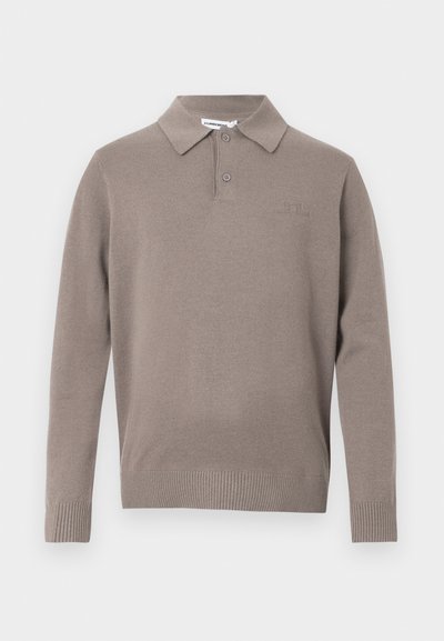 Suéter de malha cinza com gola, dois botões e punhos e bainha canelados, apresentando um logótipo discreto no peito.