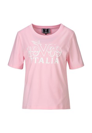 Lichtroze T-shirt met korte mouwen met witte "19V69 ITALIA" tekst en vlinderontwerp aan de voorkant, getoond tegen een witte achtergrond.