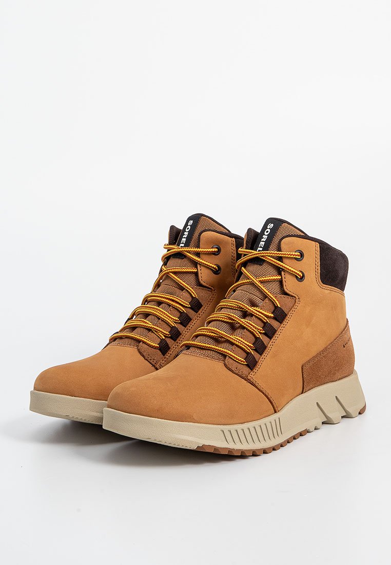 Braune Wildleder-Wanderschuhe mit gelben Schnürsenkeln und braunen Akzenten, ausgestattet mit einer dicken, beigen Gummisohle und strukturiertem Knöchelschutz.