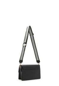 Schwarze Ledertasche mit Klappenverschluss, ausgestattet mit einem gewebten grauen und schwarzen Chevron-Tragegurt sowie goldenen Metallakzenten.