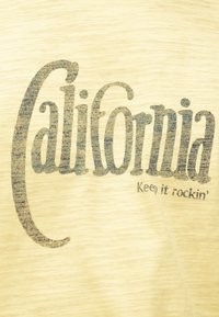 Κείμενο σε ανοιχτό κίτρινο ύφασμα γράφει «California» με μεγάλα γράμματα και «Keep it rockin'» σε μικρότερα γράμματα από κάτω.