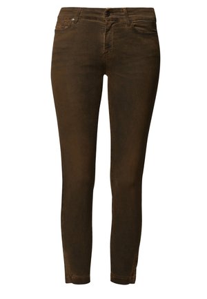 Brązowe spodnie slim-fit z guzikiem z przodu i kieszeniami, pokazane na białym tle.