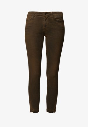 Brązowe spodnie slim-fit z guzikiem z przodu i kieszeniami, pokazane na białym tle.